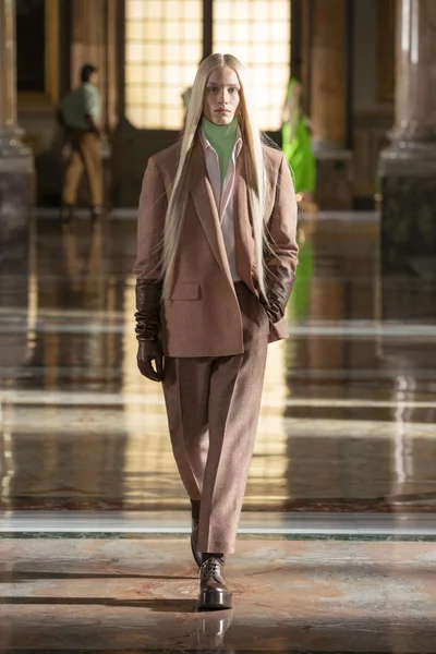 Look 32